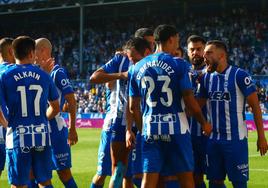 Los jugadores del Alavés celebran el gol de Rioja ante el Sevilla.