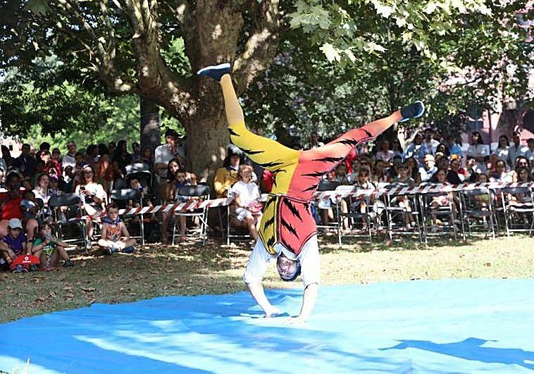 Los acróbatas del circo Tamberlick han asombrado a los más pequeños.