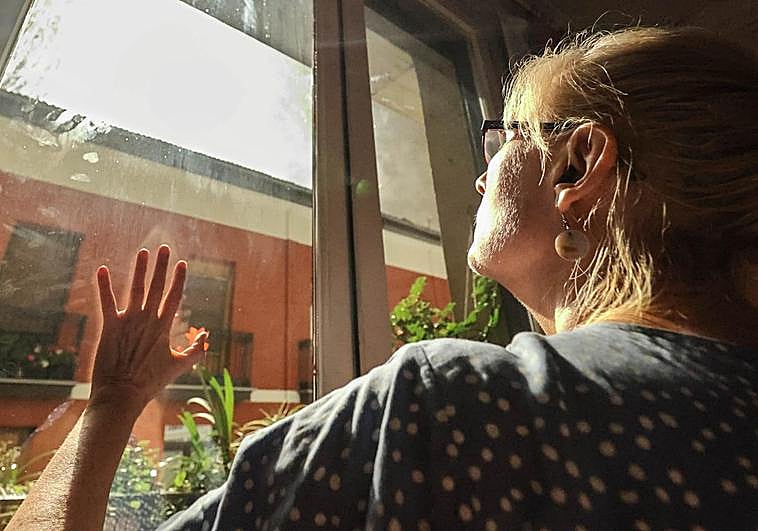 Rosa, vecina de uno de los edificios afectados por el incendio en Viuda de Epalza, denuncia las vibraciones que produce el lanzamiento de artefactos en la vivienda.