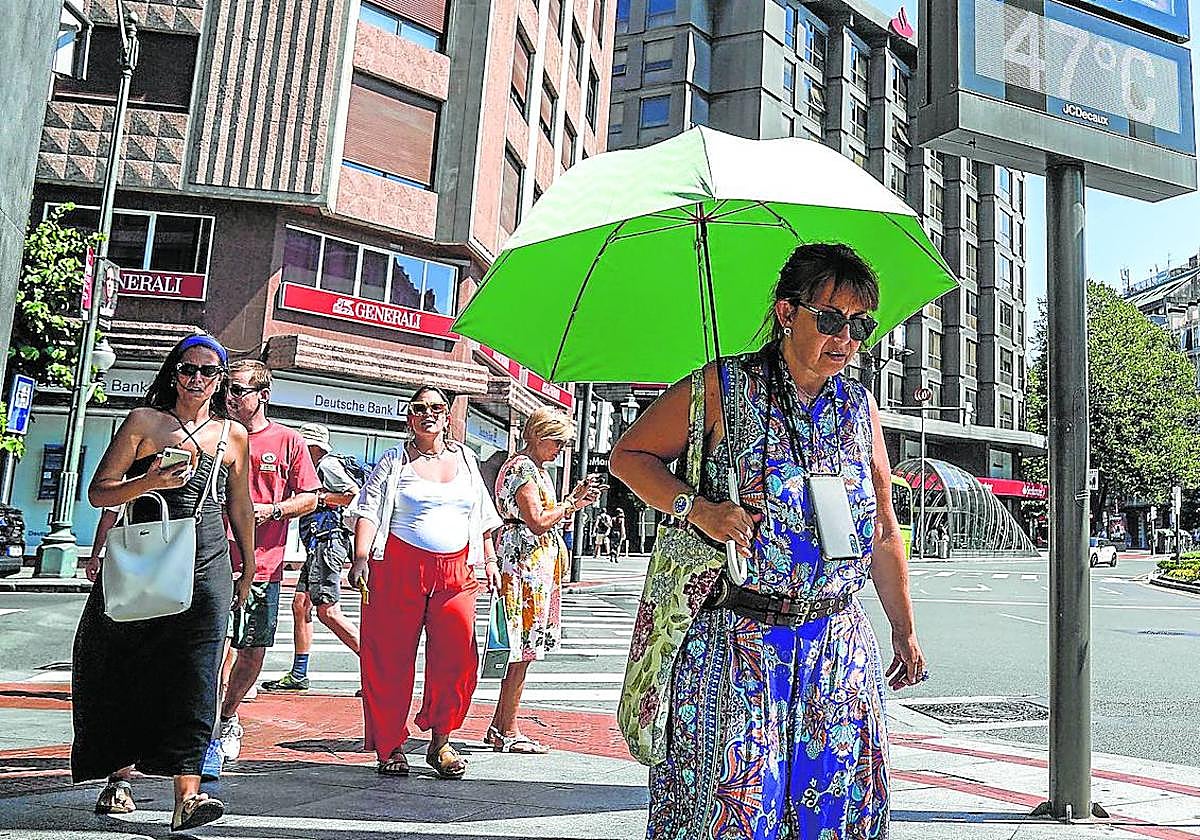 Los termómetros de las calles de Bilbao llegaron a marcar al sol 47 grados en una jornada de calor asfixiante