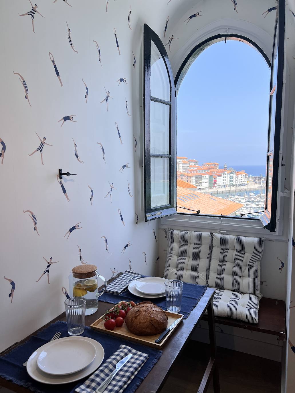 El ático de 54 metros de una pareja en Lekeitio con vistas al puerto y encanto marinero