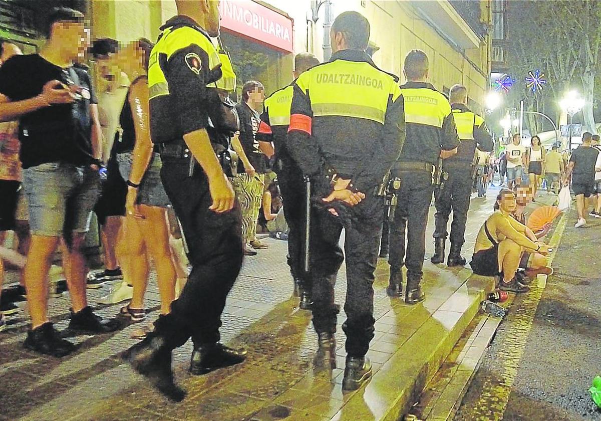 Vigilancia. Agentes de la Policía local, en el recinto festivo.