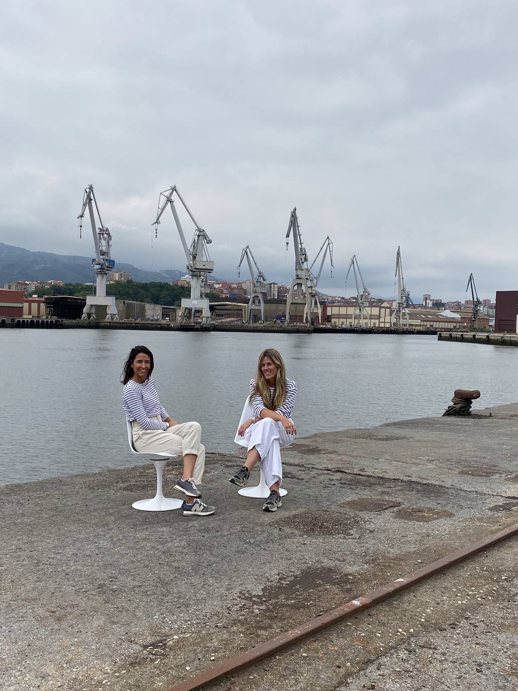 El ático de 54 metros de una pareja en Lekeitio con vistas al puerto y encanto marinero