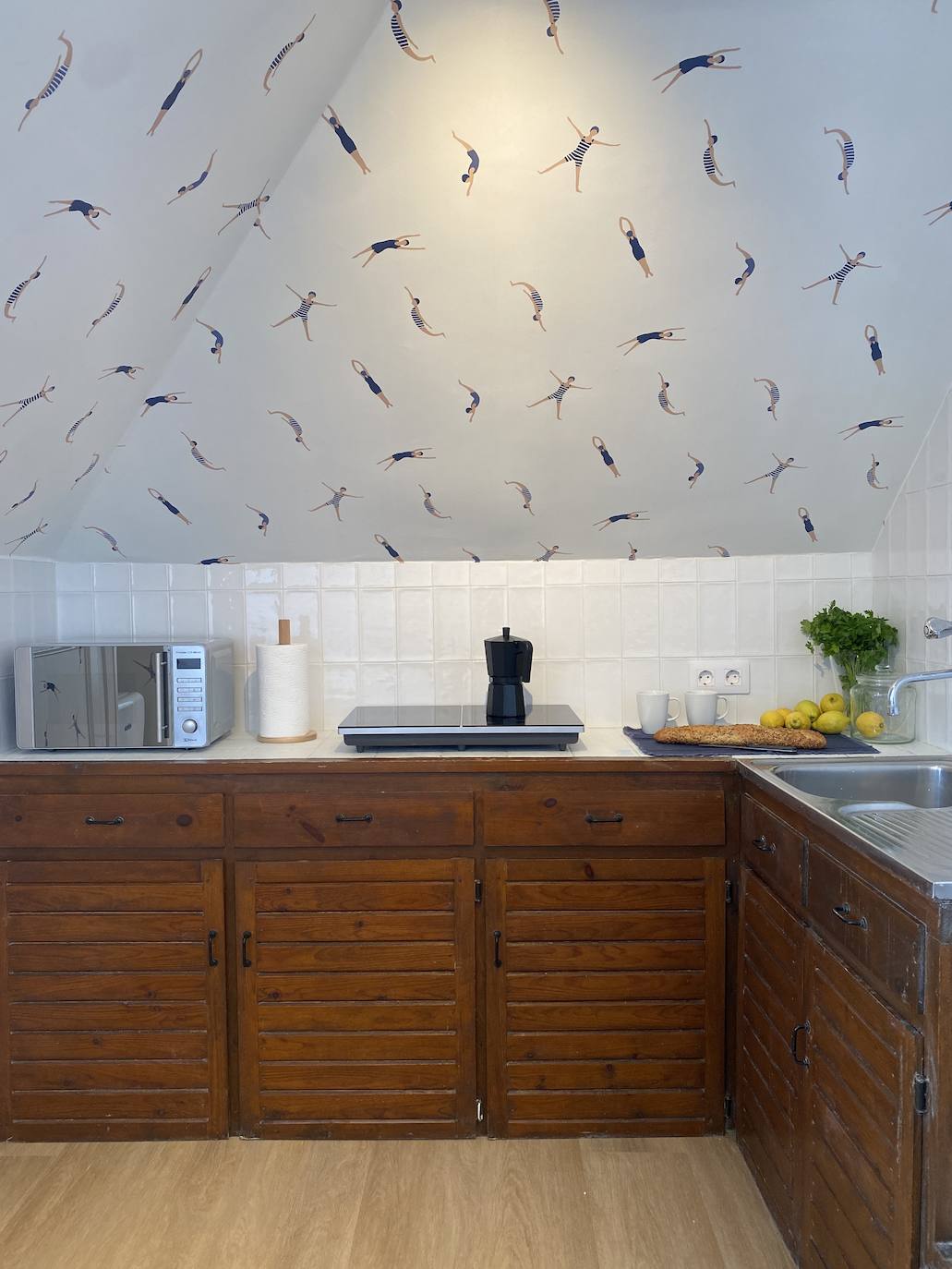 El ático de 54 metros de una pareja en Lekeitio con vistas al puerto y encanto marinero