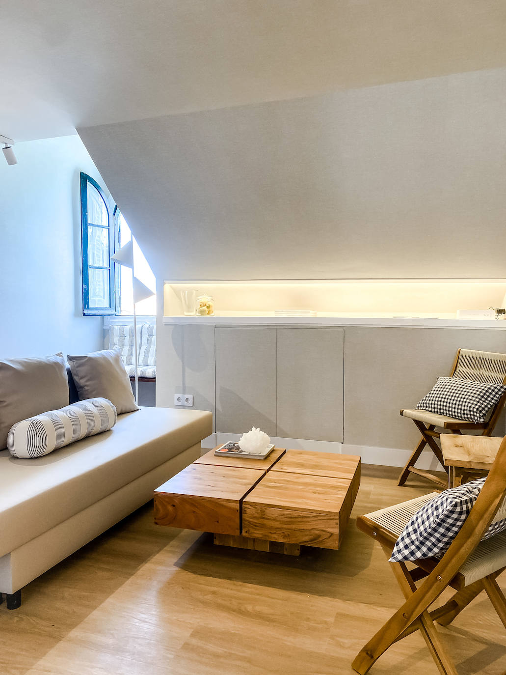 El ático de 54 metros de una pareja en Lekeitio con vistas al puerto y encanto marinero