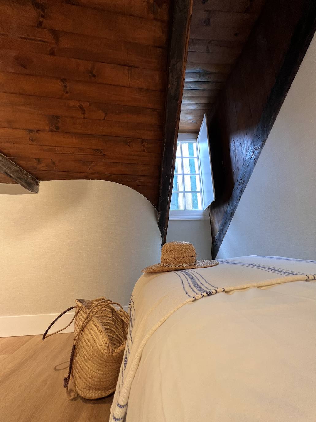 El ático de 54 metros de una pareja en Lekeitio con vistas al puerto y encanto marinero