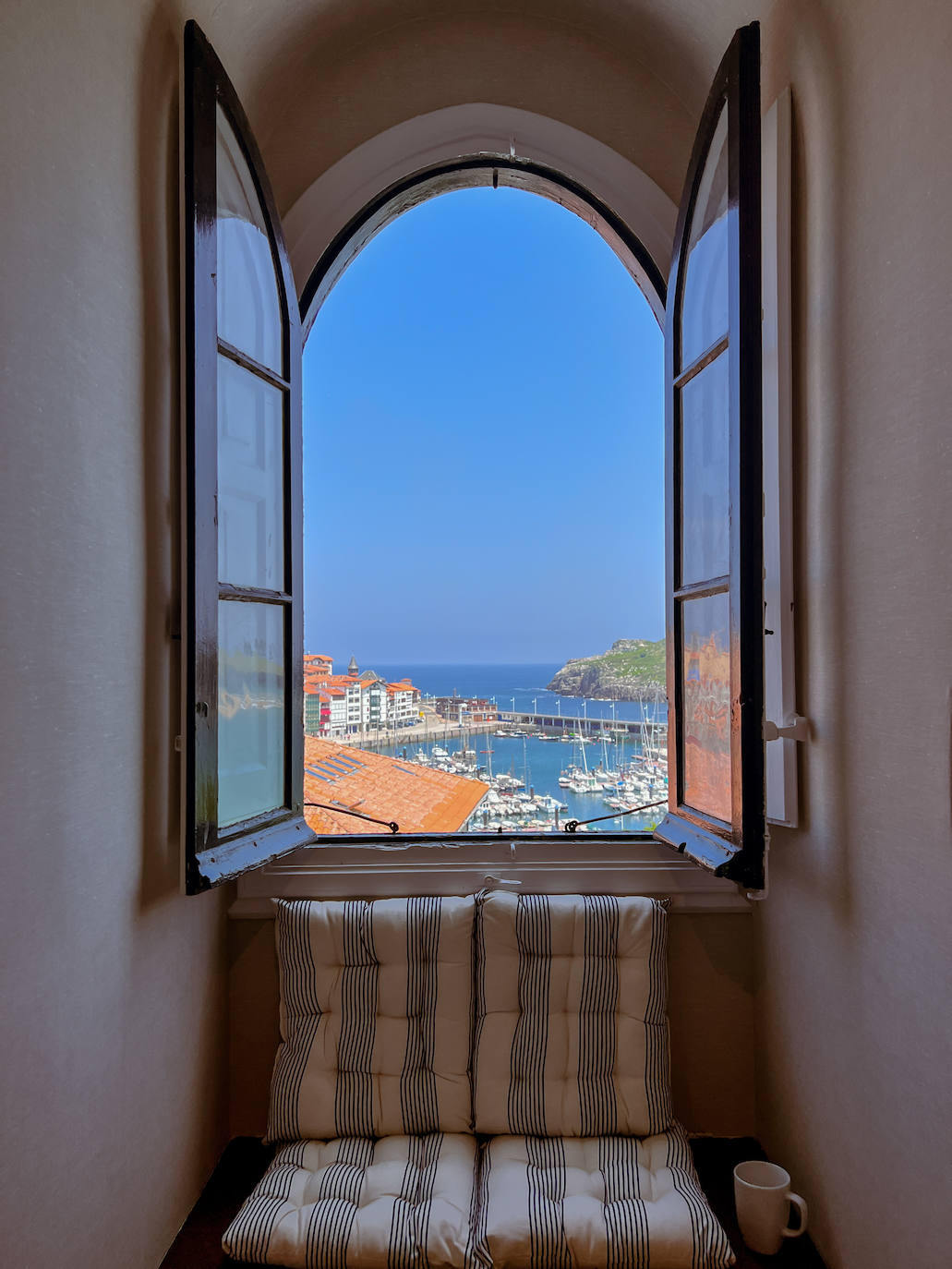 El ático de 54 metros de una pareja en Lekeitio con vistas al puerto y encanto marinero