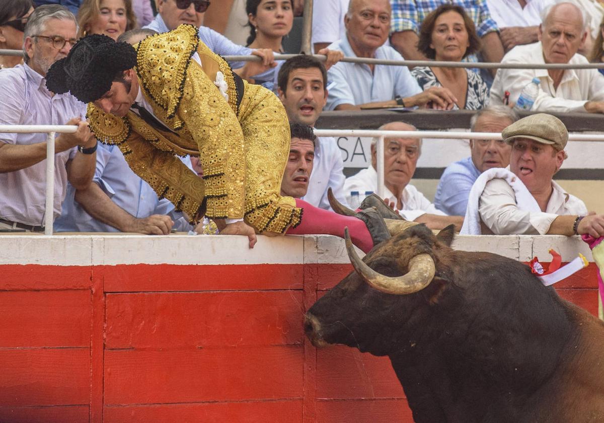 A Morante le llaman «gordo» desde la grada y corta la faena en Bilbao | El  Correo