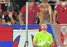 Una imagen del momento en que Unai Simón recibía graves insultos por parte de hinchas rojillos