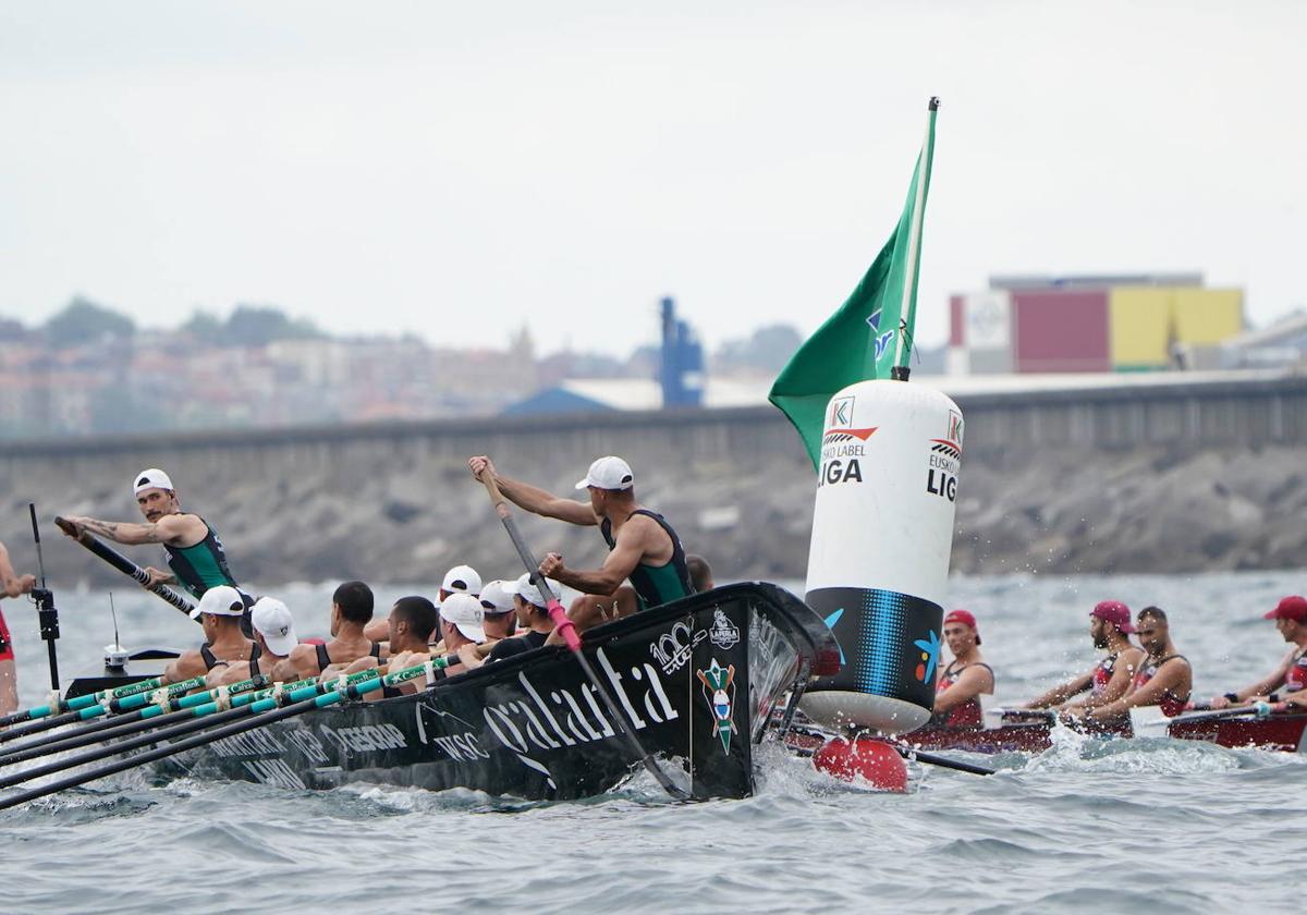 La 'Bizkaitarra' de Kaiku realiza la ciaboga en la Bandera Petronor de esta temporada.