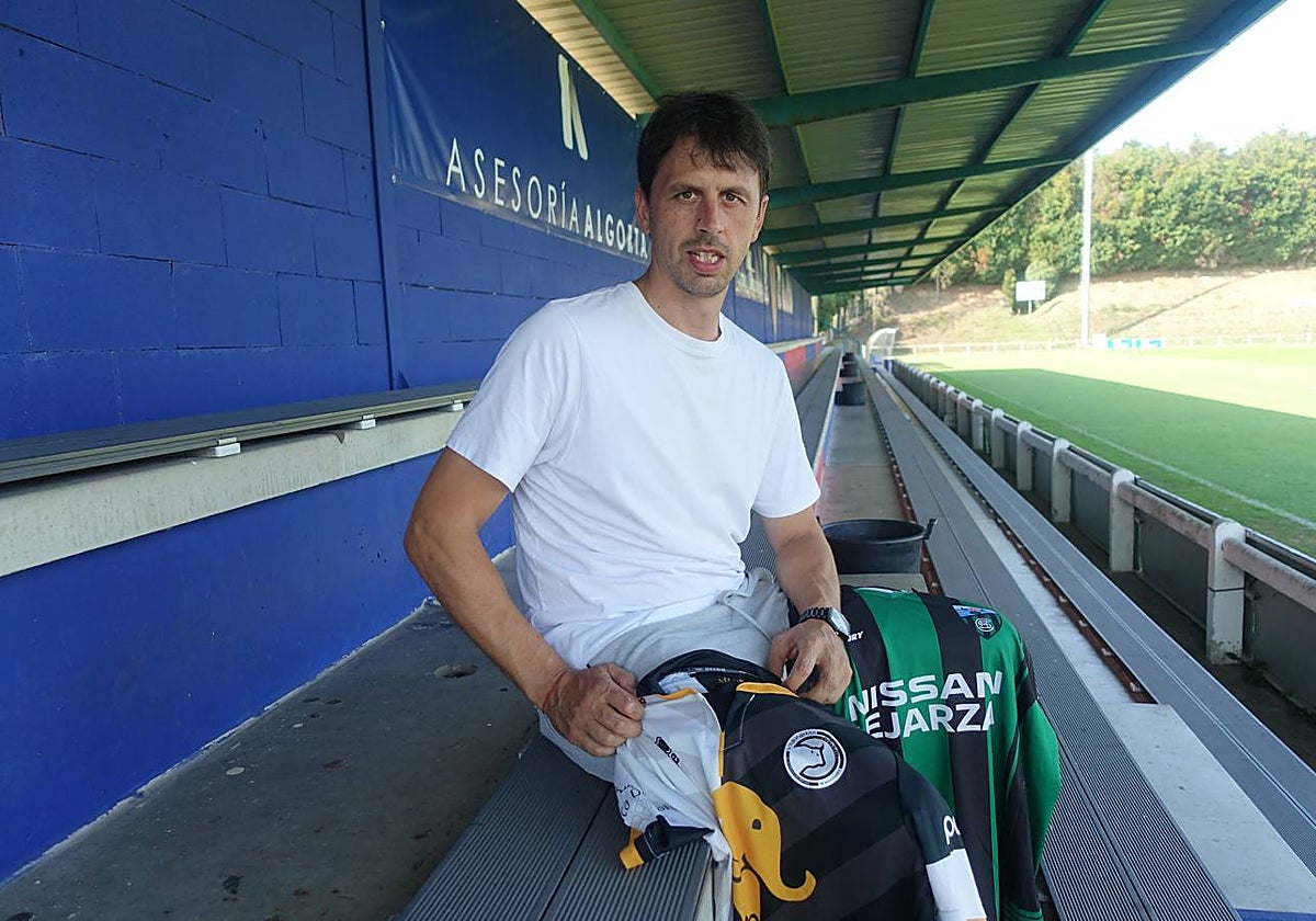 Oskar Martín posa con las camisetas de Unionistas y Sestao River, que se enfrentan mañana a las 21:30 horas.