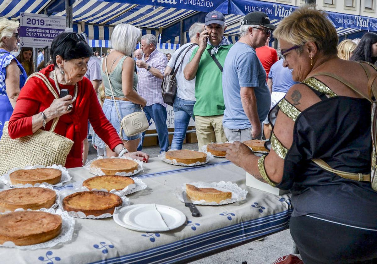 Janire Goikuria no paró de despachar pasteles vascos durante toda la mañana.