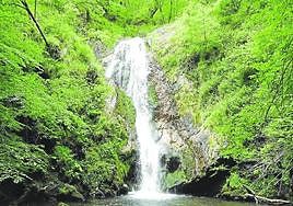 Espectacular cascada y poza de Erroiarri.