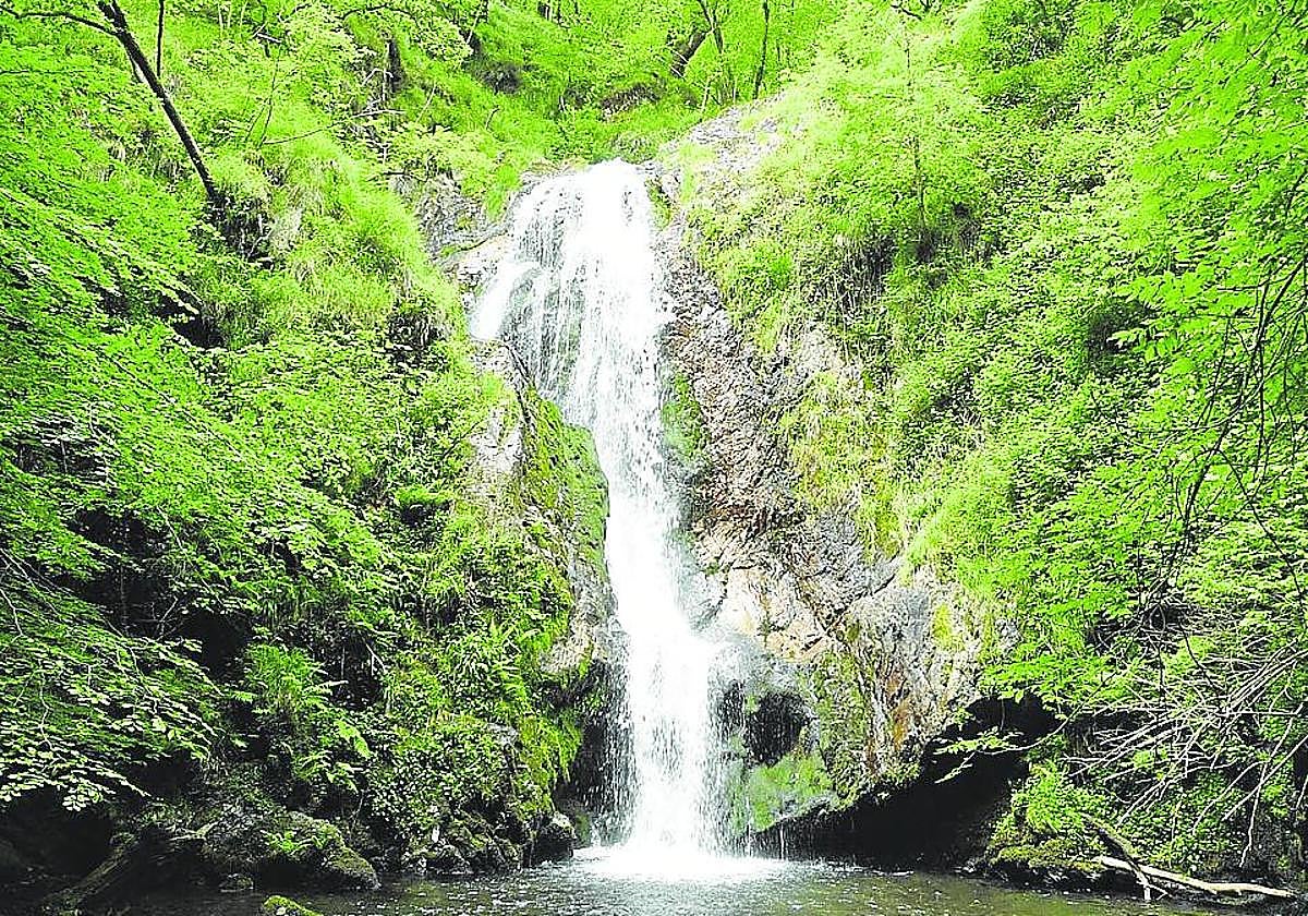 Espectacular cascada y poza de Erroiarri.