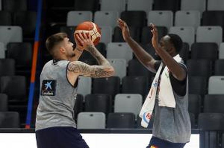 Juancho Hernangómez y Usman Garuba se entrenan en Yakarta.