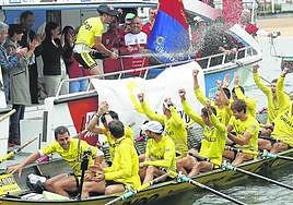 La tripulación de Orio celebra por todo lo alto su victoria en Ondarroa