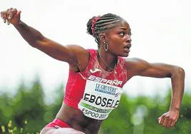 Tessy Ebosele cae a la arena tras un salto de longitud.