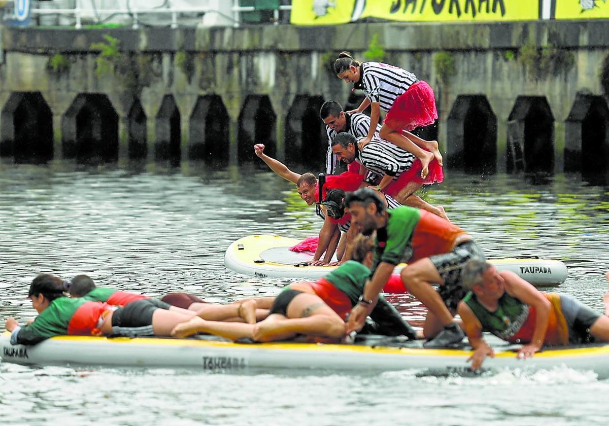 Los juegos de agua entre comparsas llenaron la ría de actividad y de alguna acrobacia.