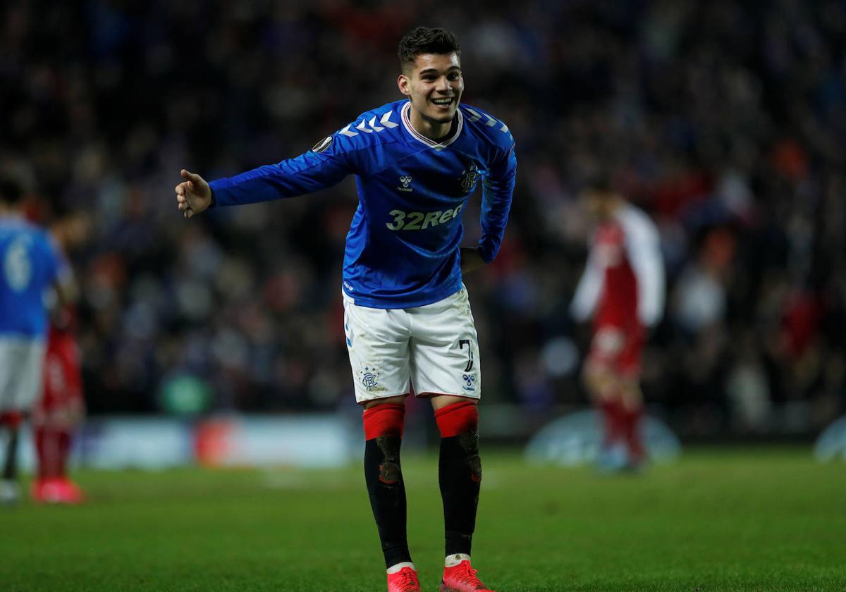 Ianis Hagi celebra un gol con el Rangers.