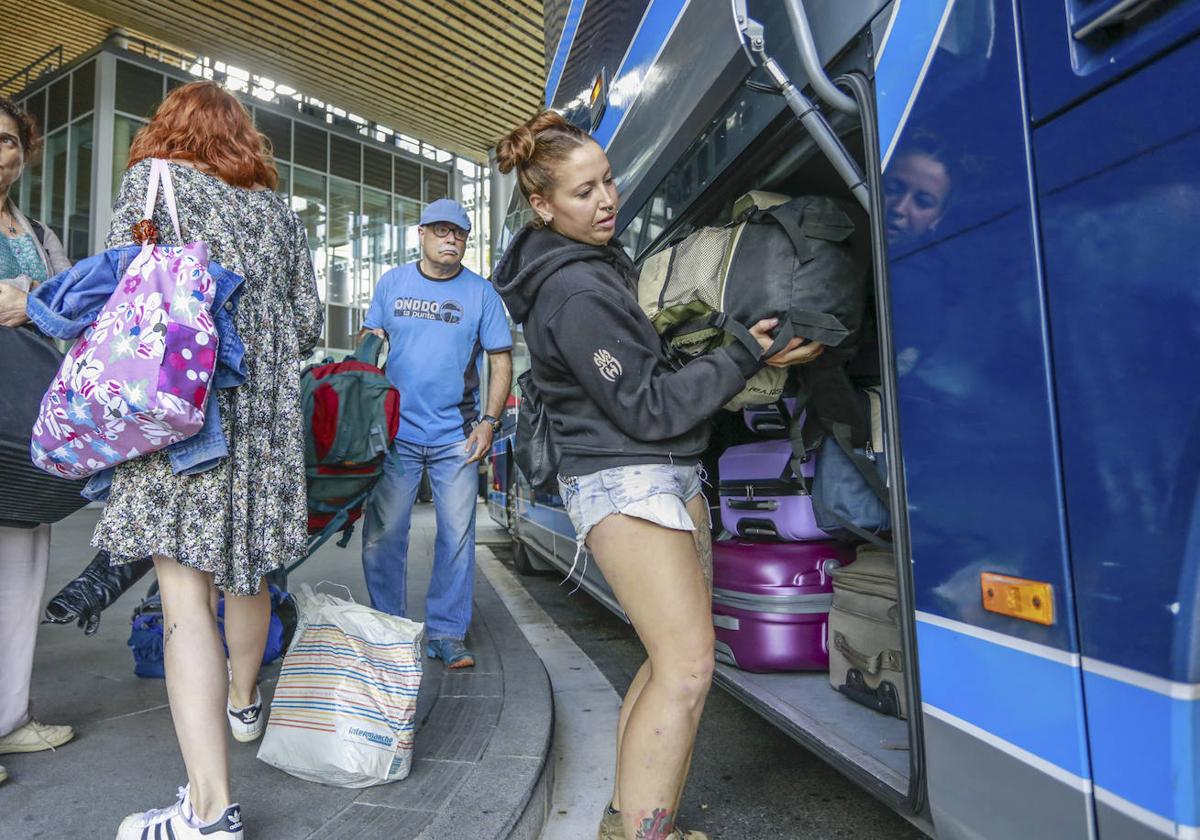 Cada cual mete su maleta como puede en el autobús.