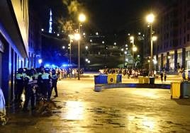 Despliegue policial en la Plaza del Gas por un suceso de Aste Nagusia que tuvo lugar en la noche del viernes.