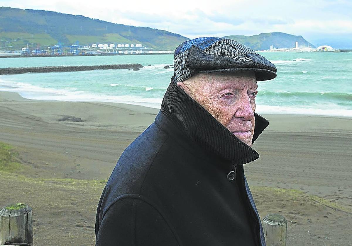 El escritor, en la playa de Arrigunaga, el paisaje más añorado de su infancia, que aparece con frecuencia en sus novelas.