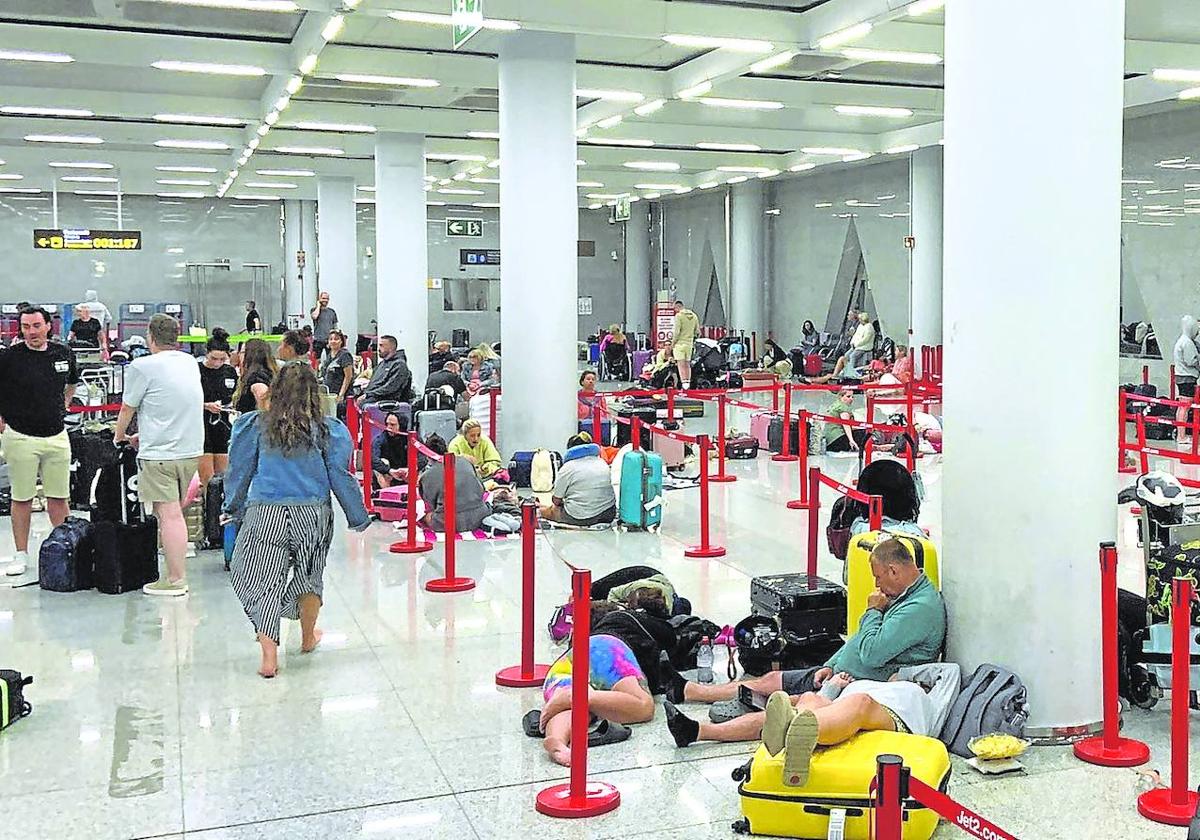 Más de 300 vuelos fueron desviados o cancelados el pasado domingo en el Aeropuerto de Son San Joan, en Mallorca.