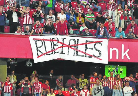 Pancarta contra Rubiales en san Mamés.