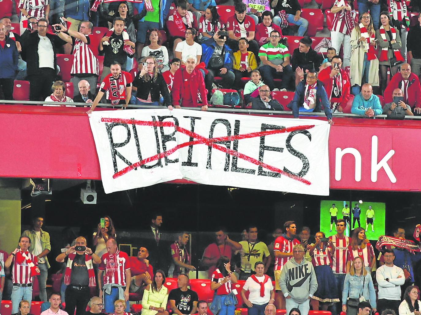 Pancarta contra Rubiales en san Mamés.