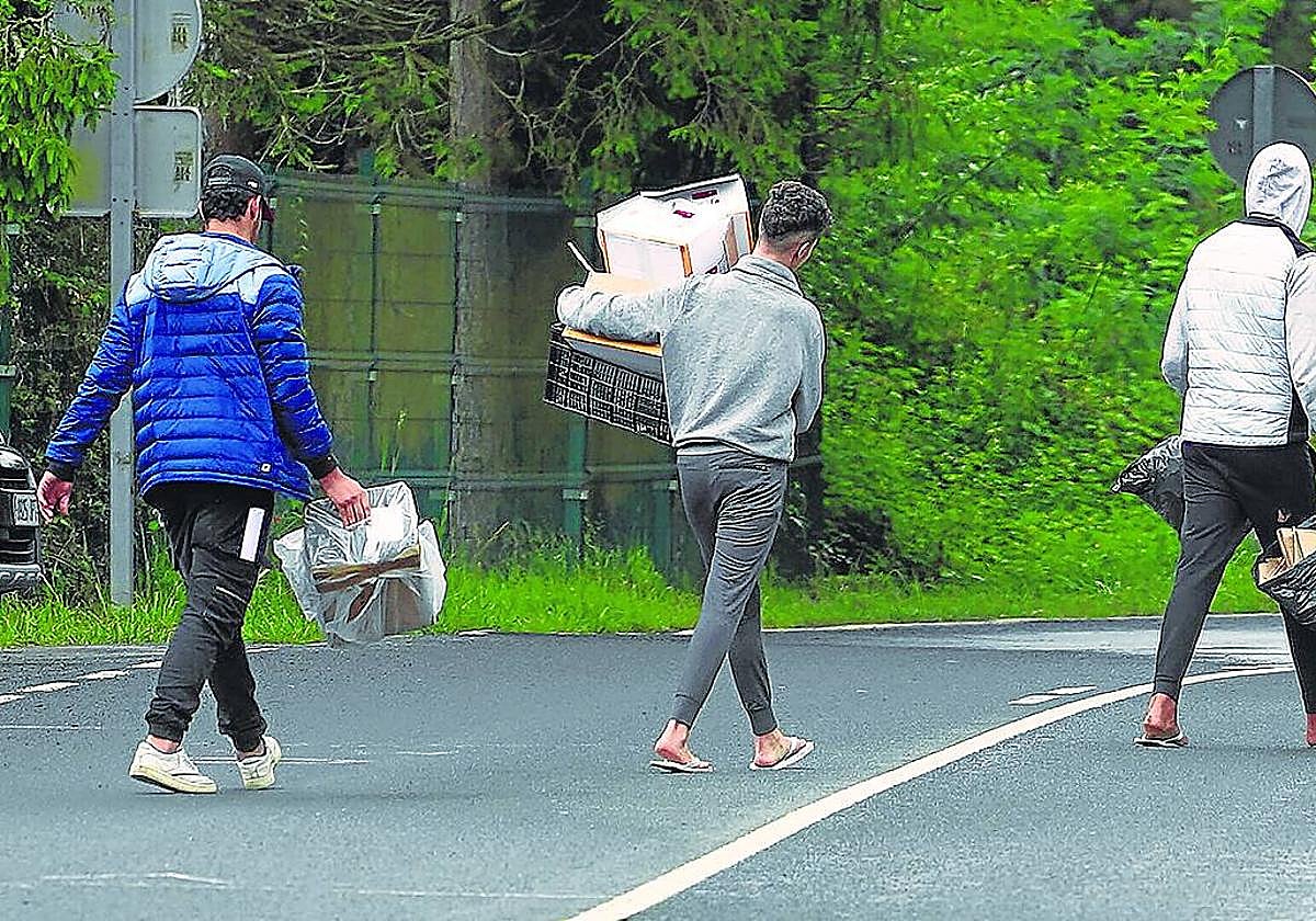 Imagen de archivo de tres jóvenes de un centro ajenos a la información.