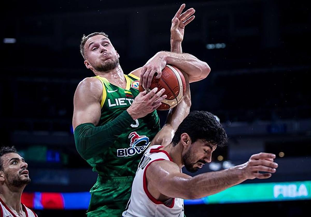 Sedekerskis captura un rebote durante el Mundial.