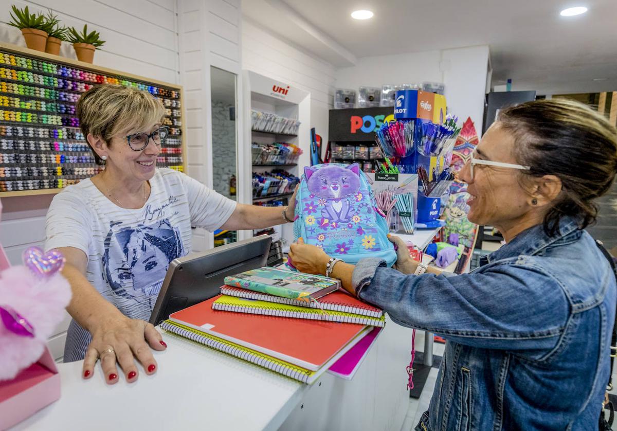 Una mujer compra material escolar en la librería Caype.