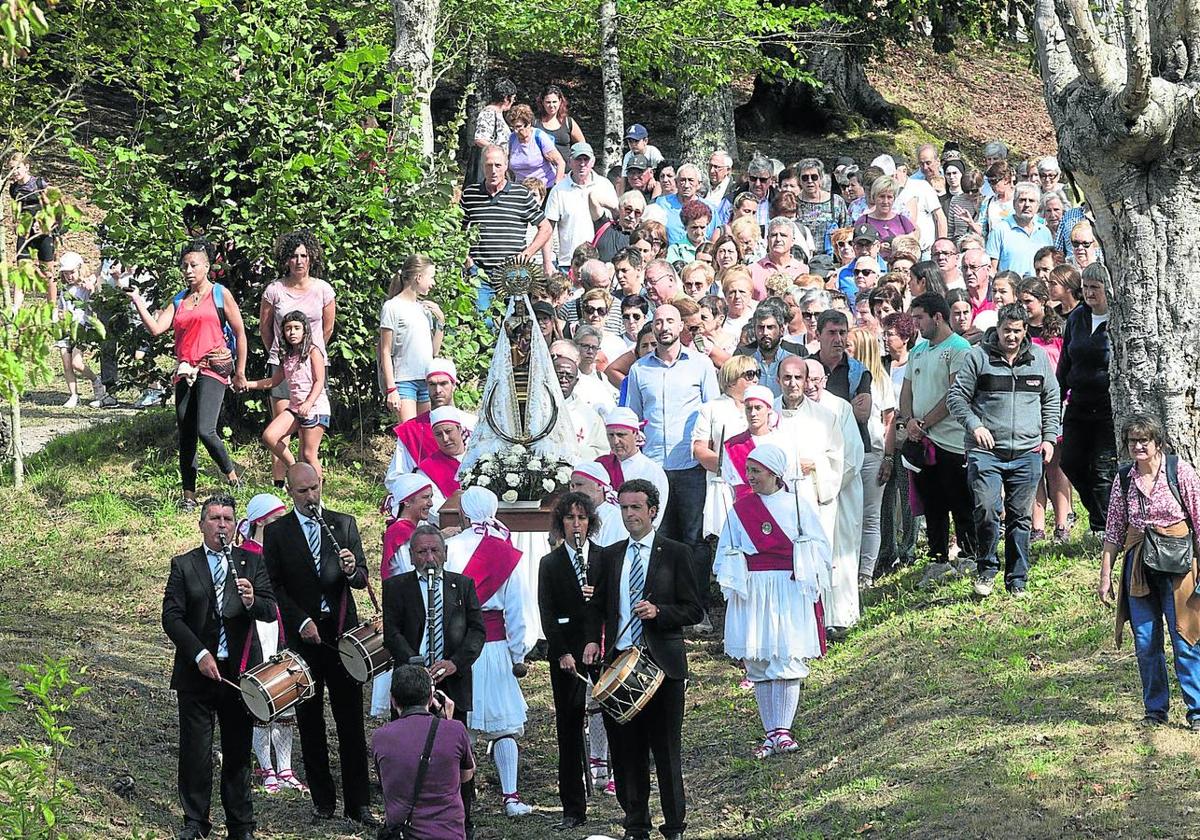 La procesión de la Virgen a la Cruz es una acto solemne que suele contar con mucha gente.