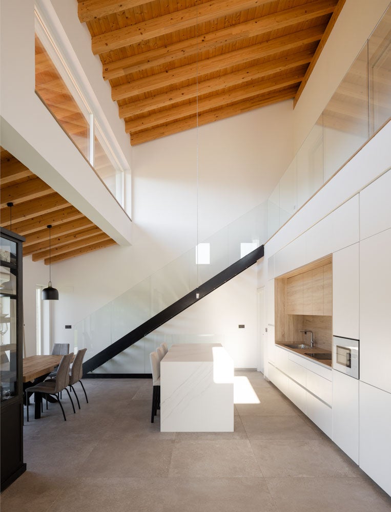 Dos casas en una: el chalet de revista para un padre y su hijo en Urdaibai