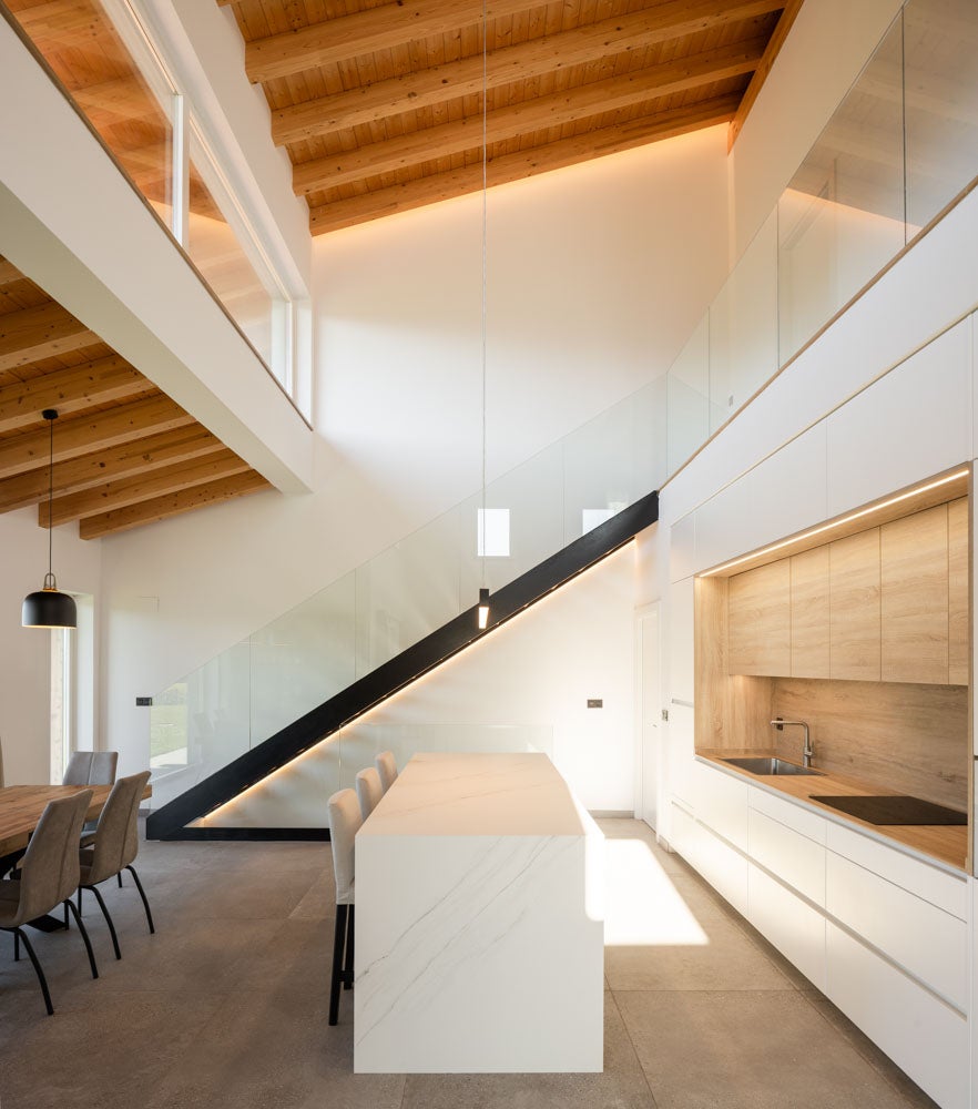 Dos casas en una: el chalet de revista para un padre y su hijo en Urdaibai