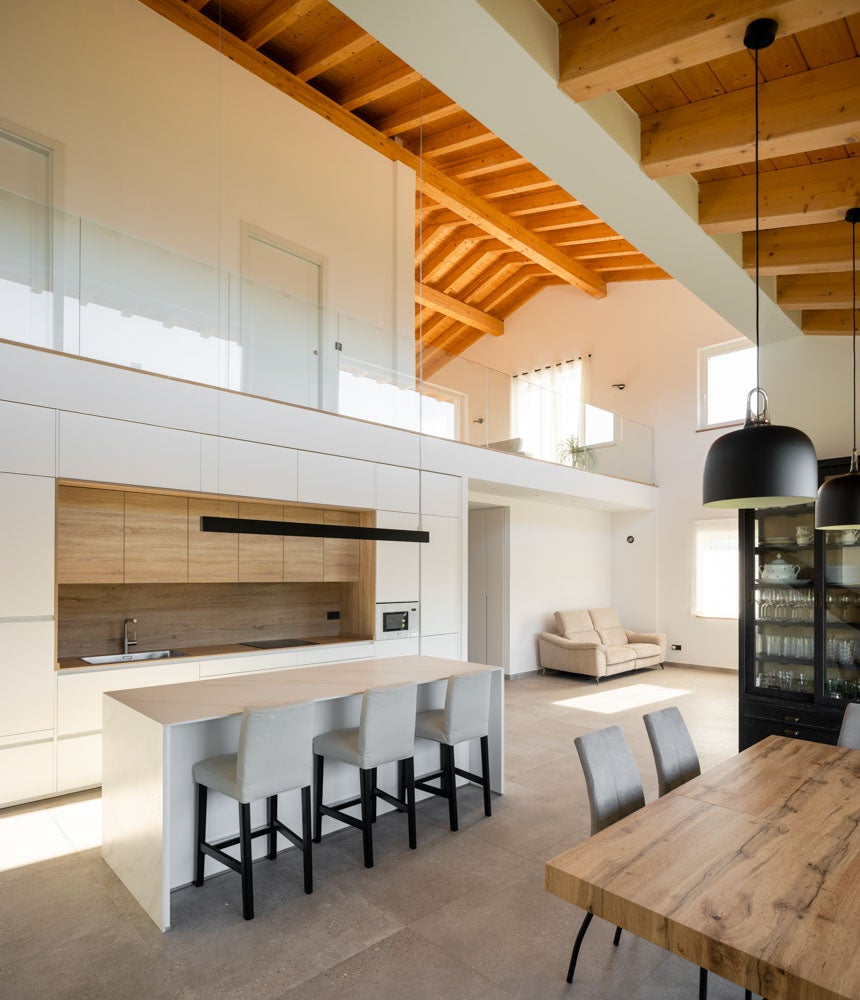 Dos casas en una: el chalet de revista para un padre y su hijo en Urdaibai