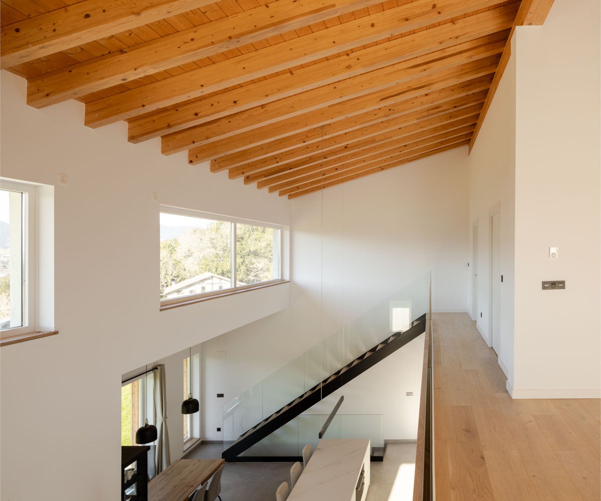 Dos casas en una: el chalet de revista para un padre y su hijo en Urdaibai