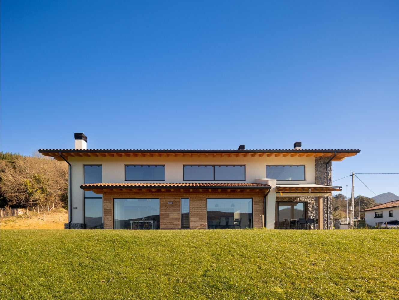 Dos casas en una: el chalet de revista para un padre y su hijo en Urdaibai