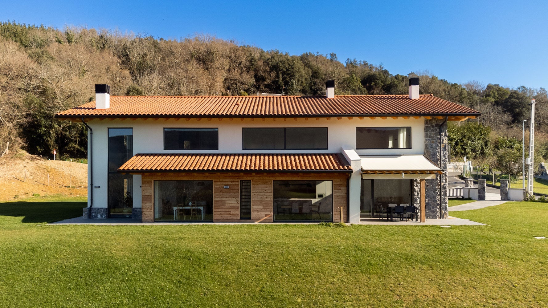 Dos casas en una: el chalet de revista para un padre y su hijo en Urdaibai