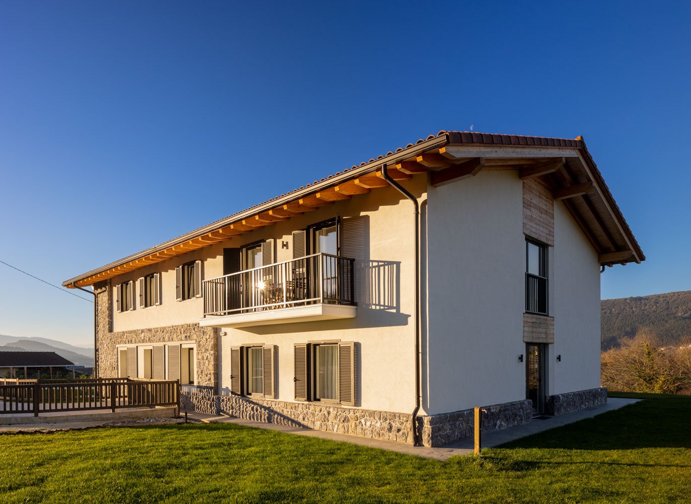 Dos casas en una: el chalet de revista para un padre y su hijo en Urdaibai