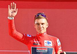 Remco Evenepoel con el maillot de líder de la Vuelta.