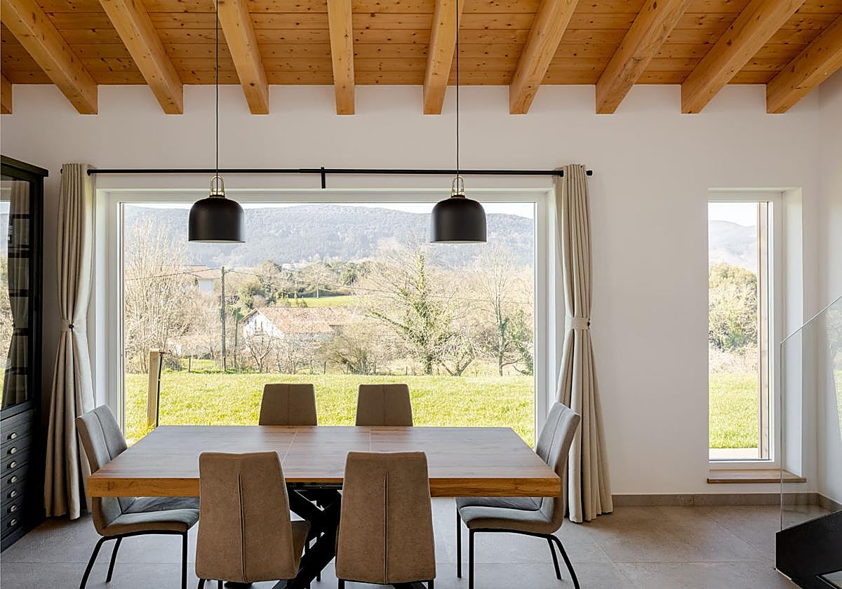 Dos casas en una: el chalet de revista para un padre y su hijo en Urdaibai.