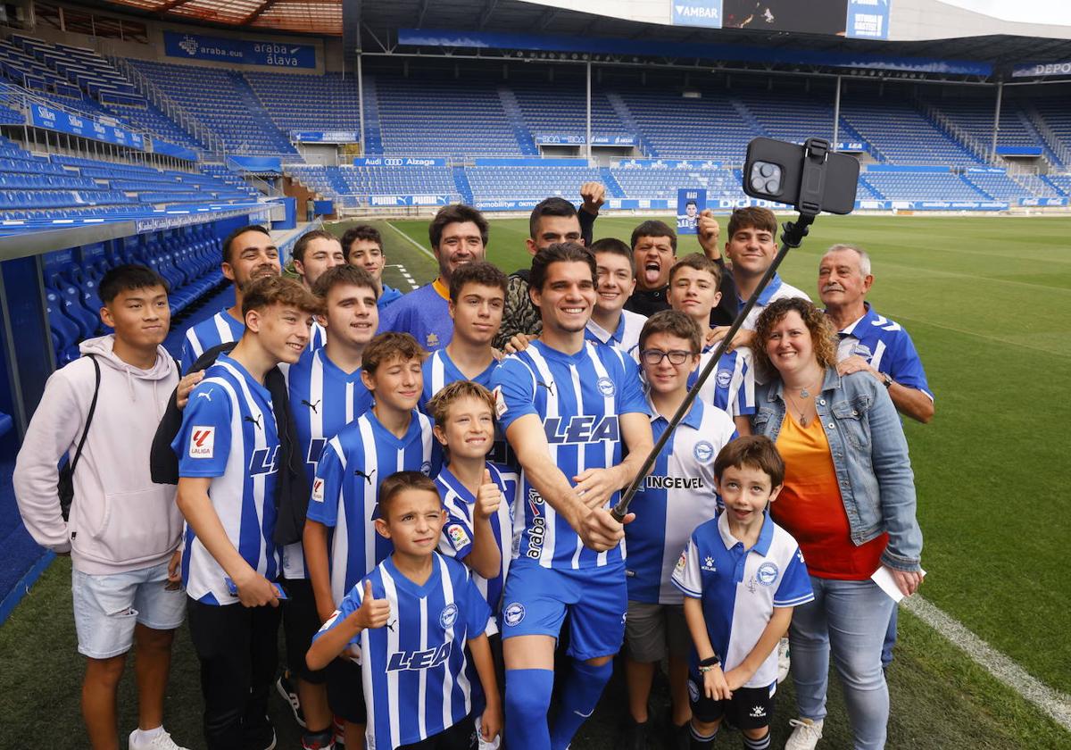 Ianis Hagi, durante su presentación como jugador del Deportivo Alavés.