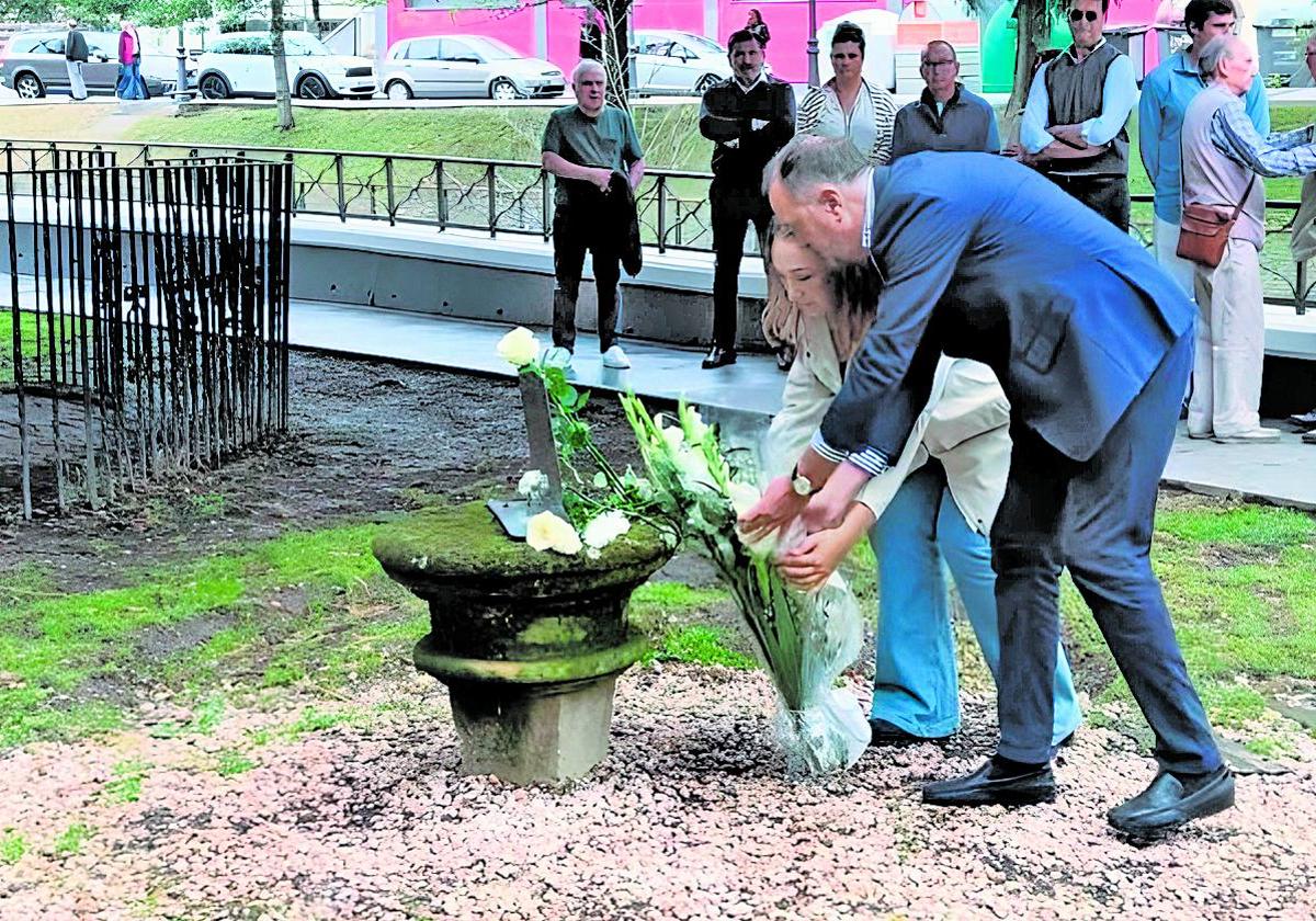 Muriel Larrea y Carlos Iturgaiz depositan un ramo de flores en honor a Manuel Indiano.