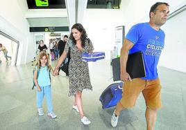 Regreso. Inés Miguel, Ernesto Cobeño y su hija tendrían que haber regresado el domingo de Palma de Mallorca.