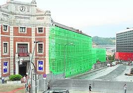 Las fachadas de los pabellones Arrupe y Ampuero han sido protegidas para el inicio de las obras.