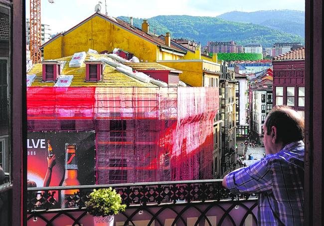 Un vecino contempla las obras del Euskal Museoa.