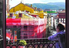 Vista de la cubierta del Euskal Museoa, de donde se están retirando las placas de fibrocemento.