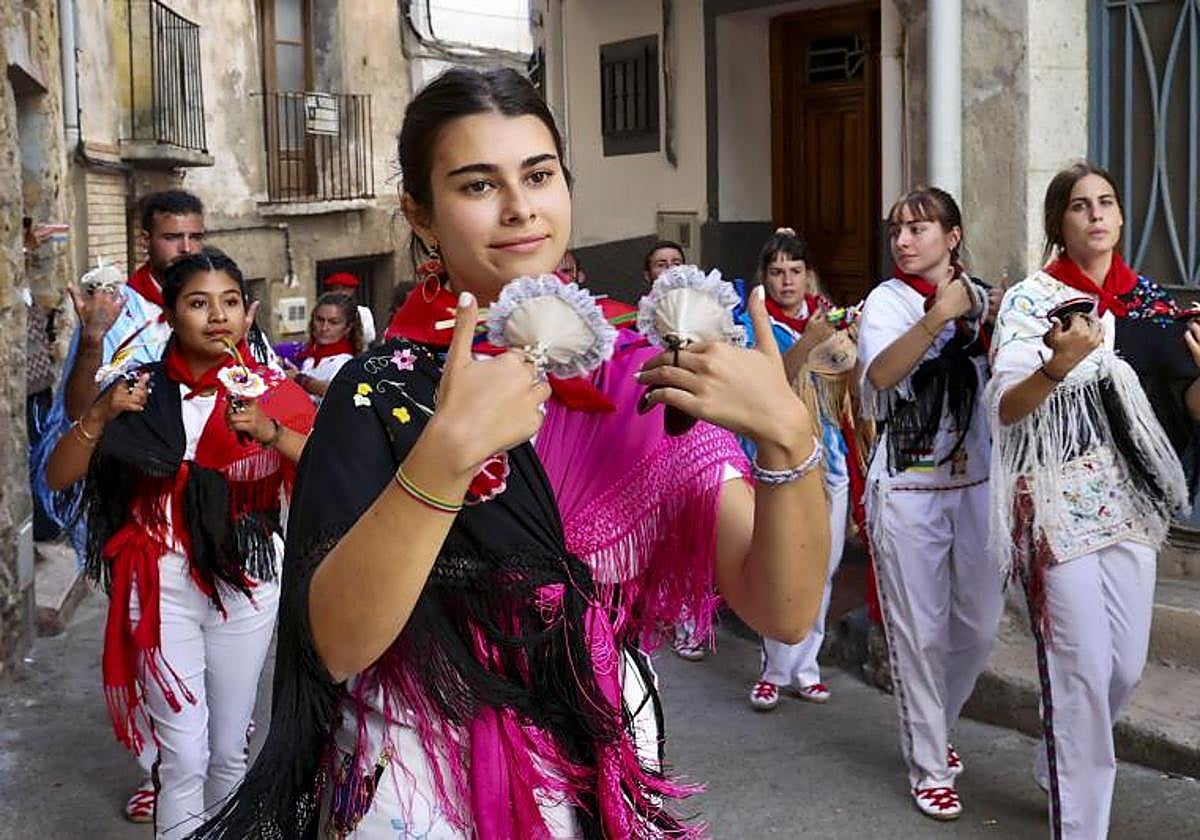 Cervera de Rio Alhamako 17 emakumek dantza egin zuten ostiral honetan herriko patroi santu baten aurrean.