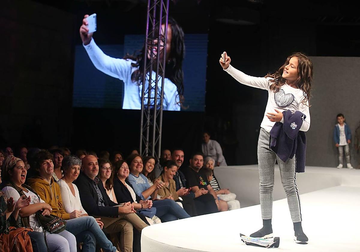 Una vecina desfila sobre la pasarela de Durango Fashion Gaua en una edición anterior